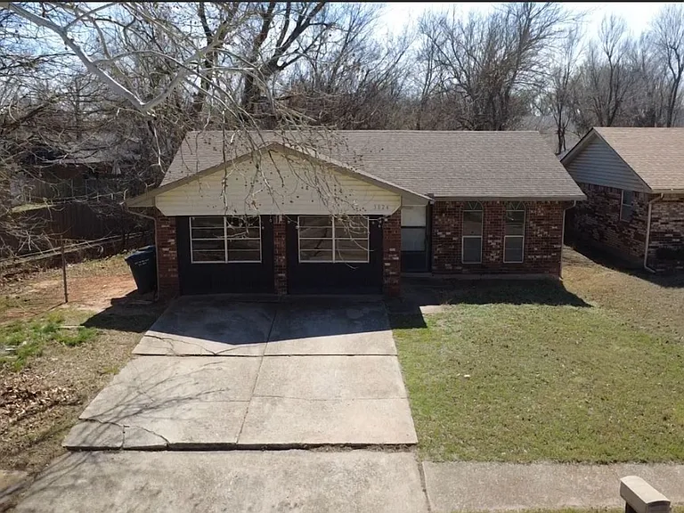 3024 Hillside Dr — Photo 2