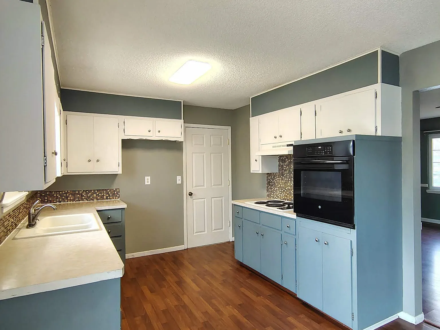 1208 Scott Dr — Photo 2