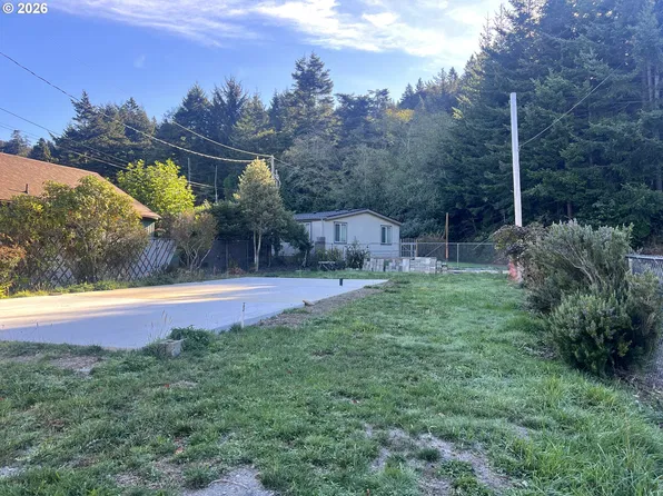 29515 Myrtle Ln, Gold Beach, OR 97444