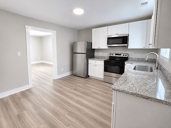 4th image of 665-681 W Eastland St