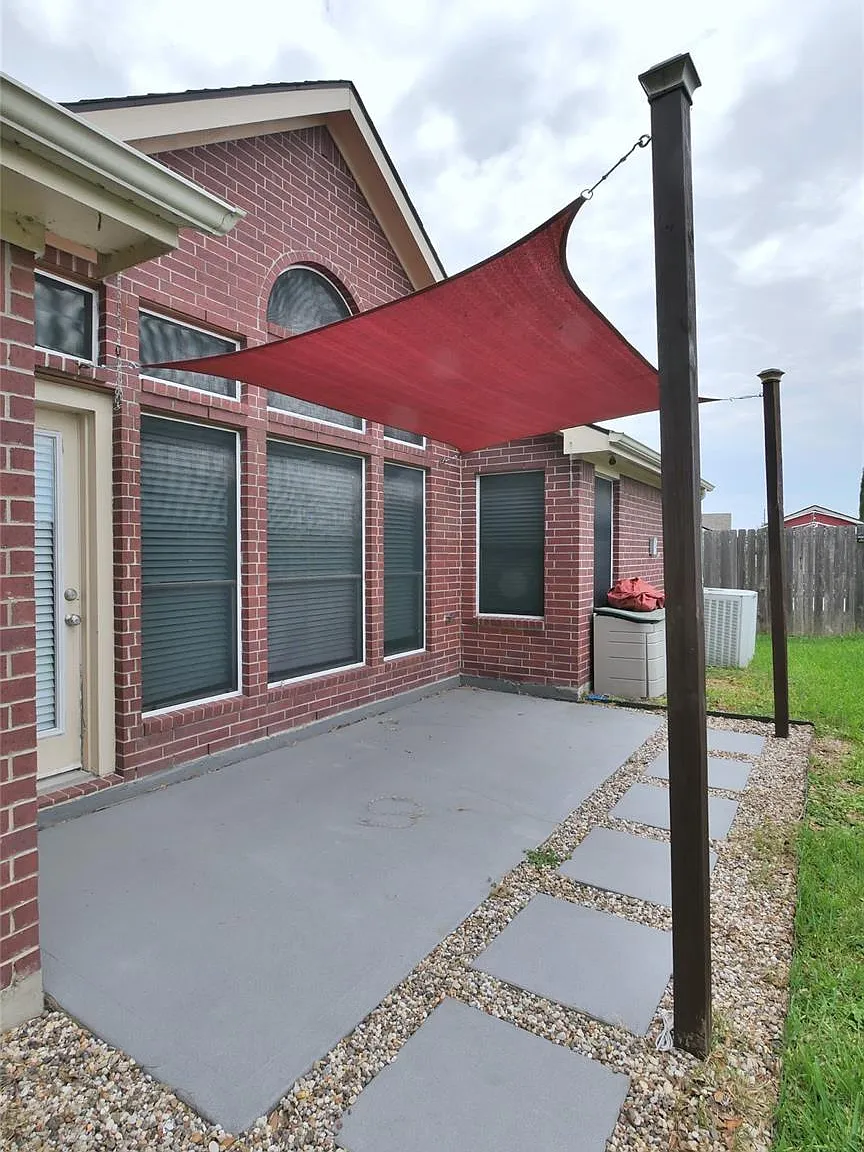 3 bed, 2.0 bath, 2346 sqft, $2,495 — Photo 3