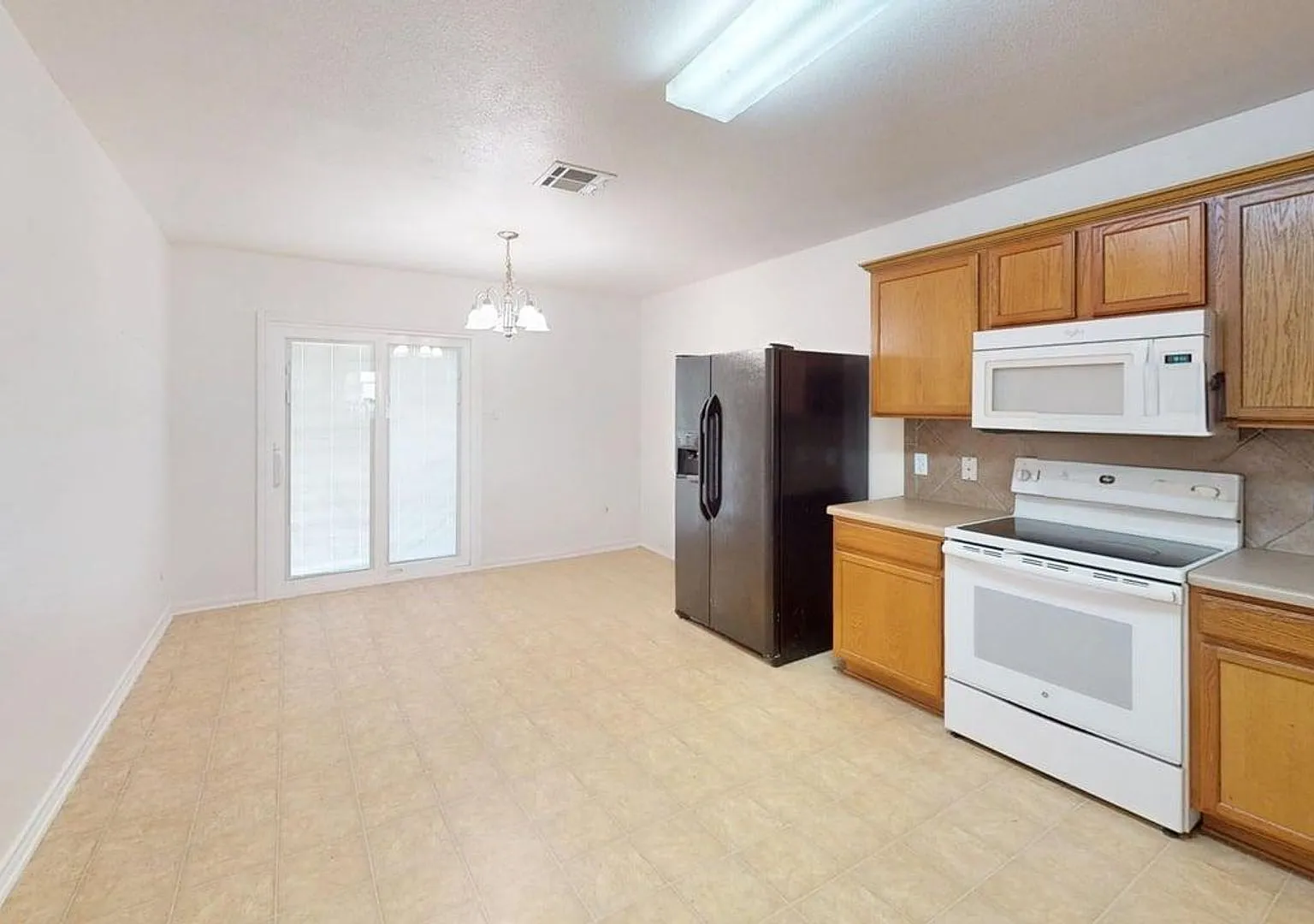Fantastic - 3 bed 2 bath with Solar Panels — Photo 3