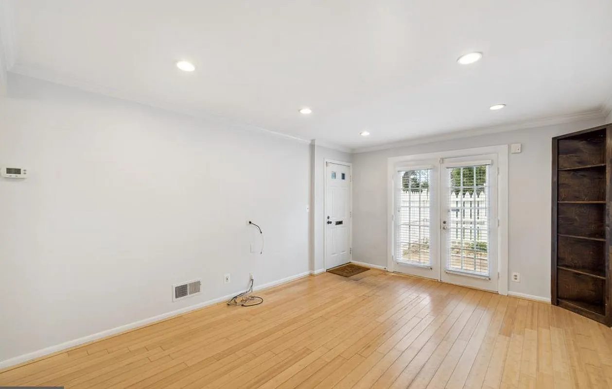 2 bed, 810 sqft, $2,400 — Photo 3