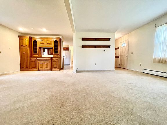 4th image of 22 Vixon Cir