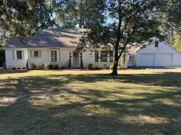 21 Country Club Dr, Laurel, MS 39440