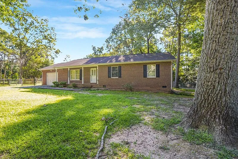 3 bed, 2.0 bath, 1360 sqft, $1,995 — Photo 3