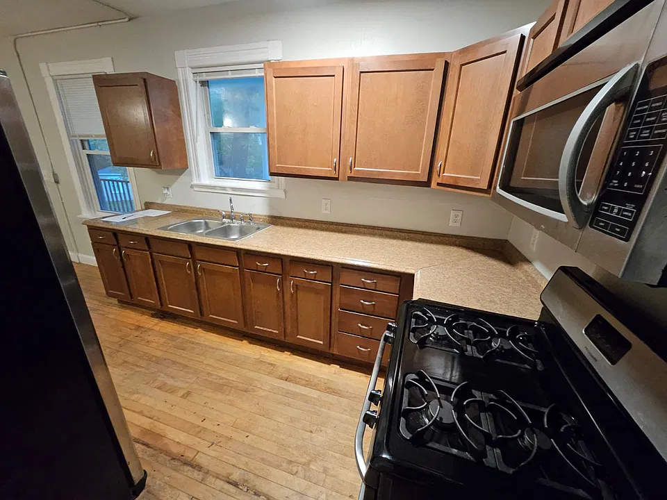 3 Stillwater Rd #2L