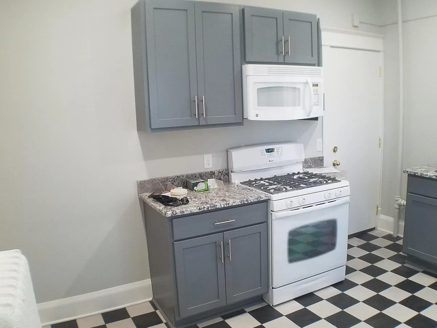 1 bed, 700 sqft, $1,300 — Photo 3