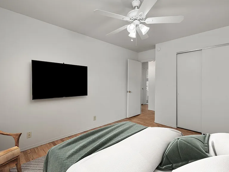 Leslie Lane Apartments — Photo 11