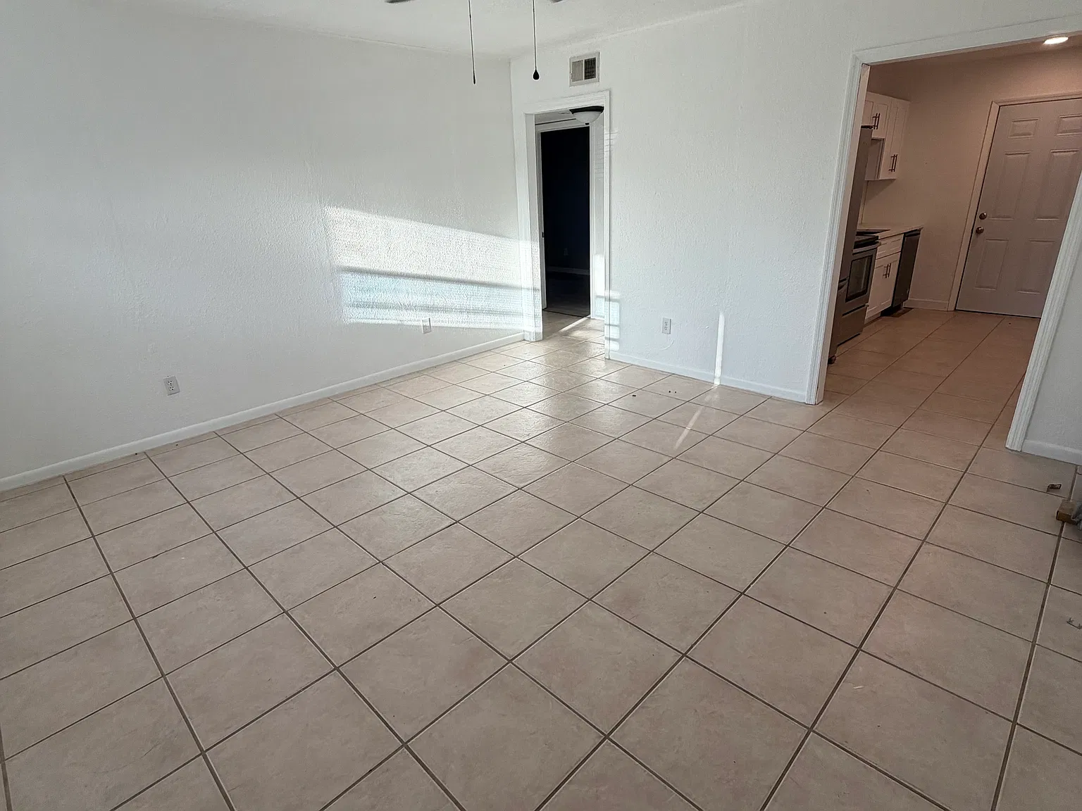 2 bed, 900 sqft, $1,600 — Photo 2