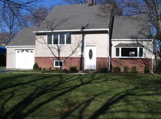 8 Plumtree Ln, Huntington Station, NY 11746