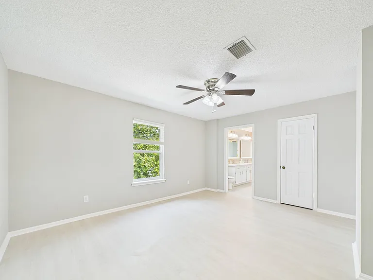 702 Daria Ct — Photo 36