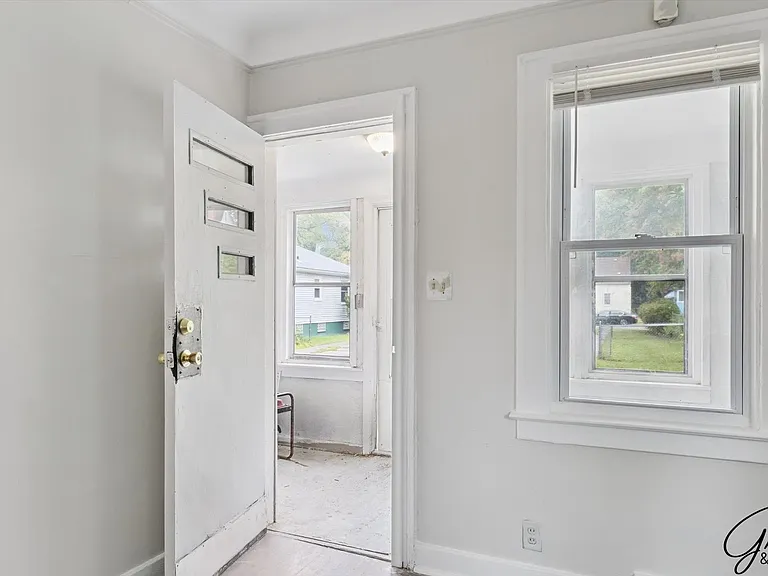4082 Hereford St — Photo 2