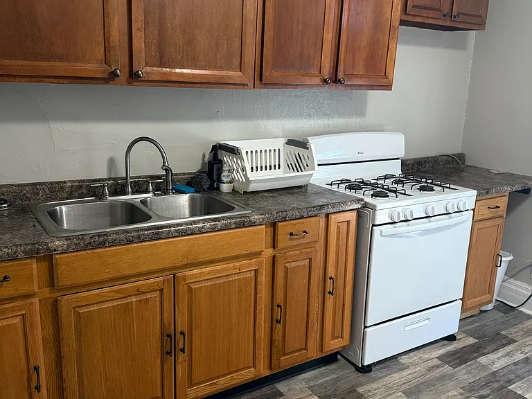 709 W Queen St #2 — Photo 6