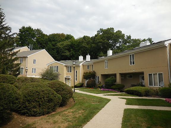 2nd image of 100-47 Chateau Ln