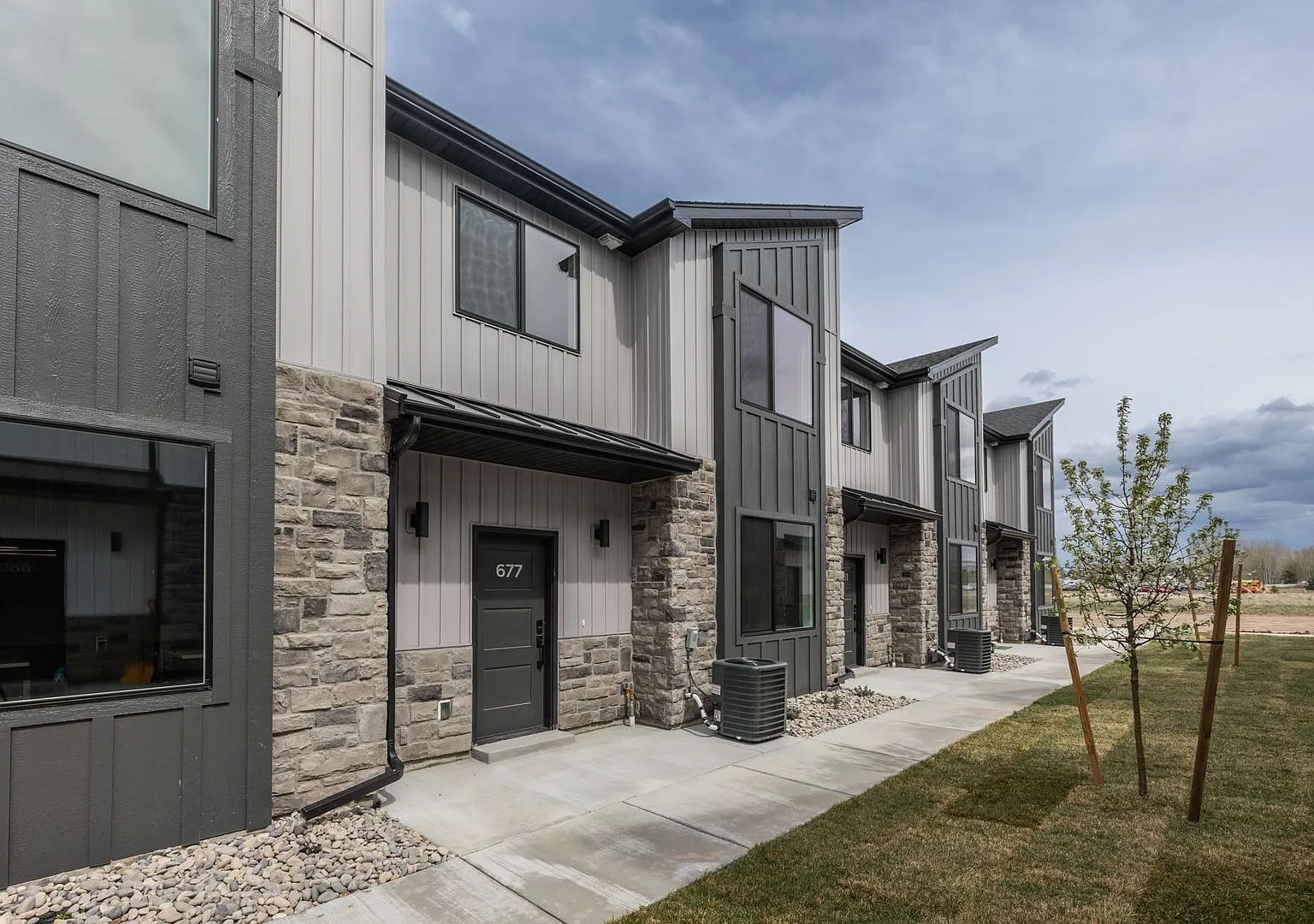 Modern 3 Bed 2.5 Bath End Unit Townhome With 2 Car Garage In Ammon — Photo 1