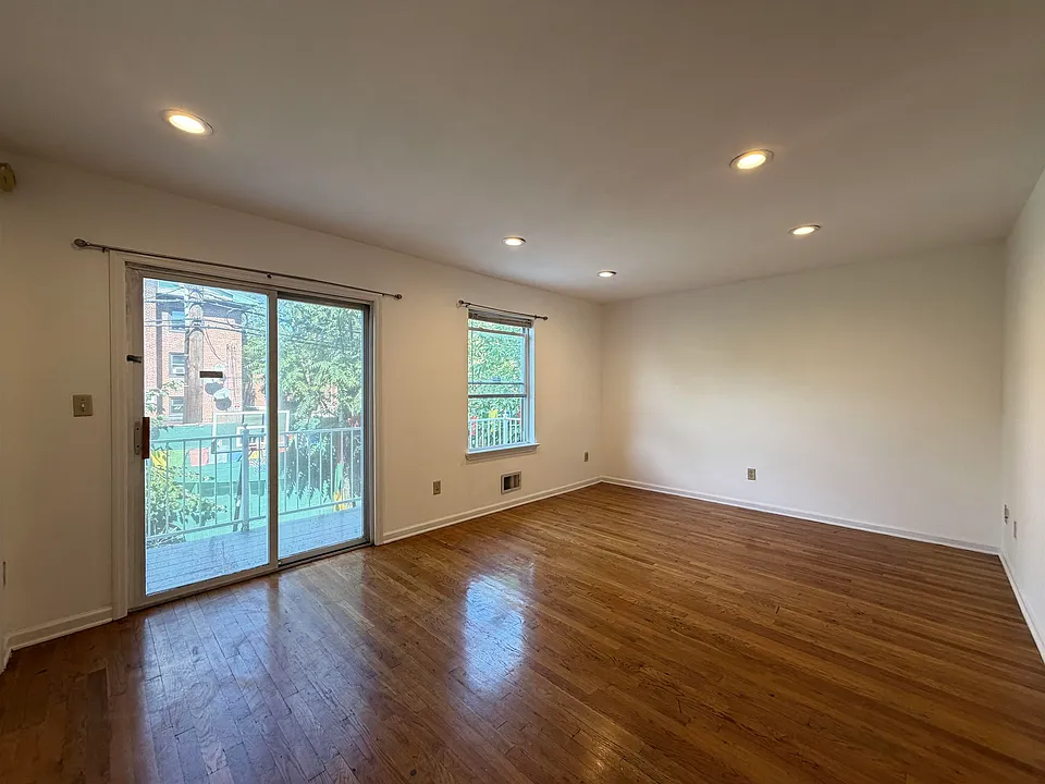 122 Logan Ave #1