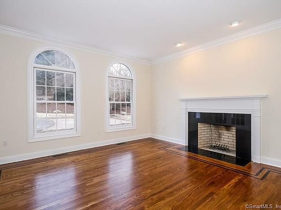 4th image of 70 Laurel Dr