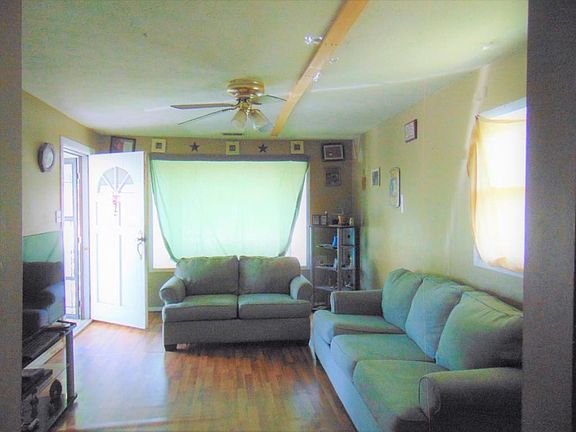 4th image of 310 Arbutus Ave