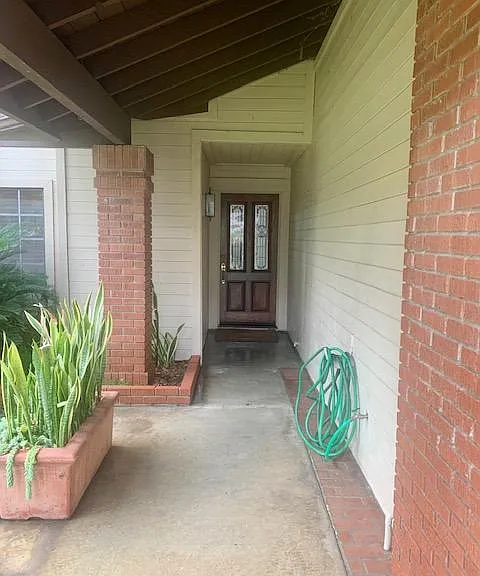 919 Correa Ln — Photo 2