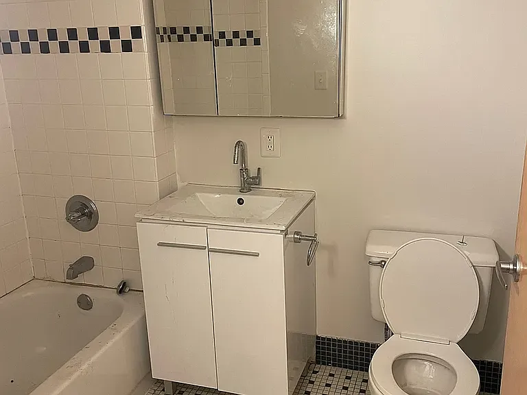 225 E 6th St #6-C — Photo 8