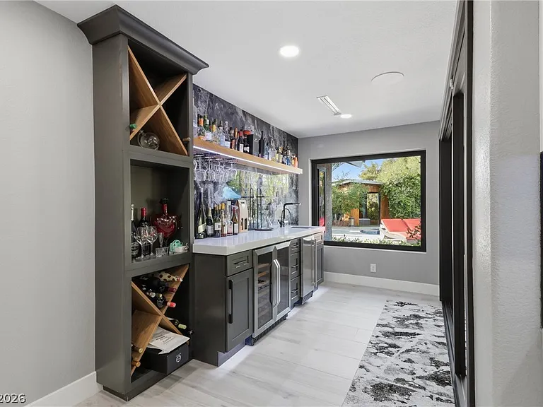 300 E Lacy Ln — Photo 16