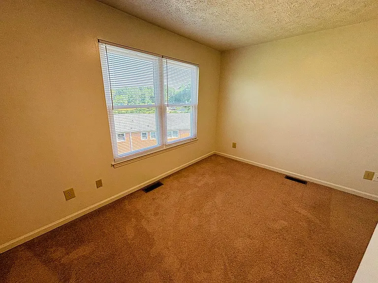 2 Bedroom, 1 Bath Apartment — Photo 19