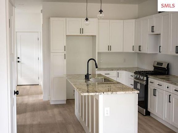 3rd image of 156 Carnelian Ave