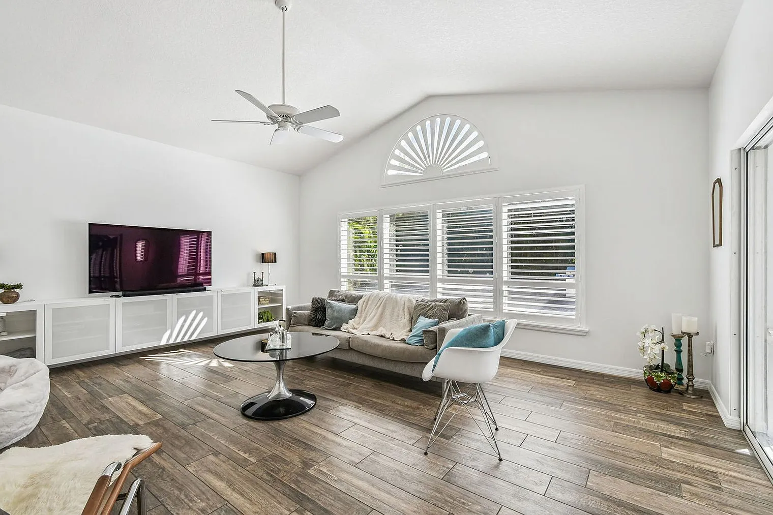 3 bed, 2.5 bath, 2561 sqft, $7,050 — Photo 3