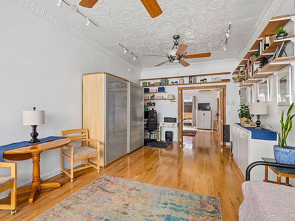 4th image of 131 Bedford Ave APT 1