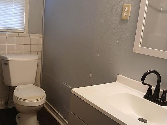 3rd image of 814 Elmwood Dr #B
