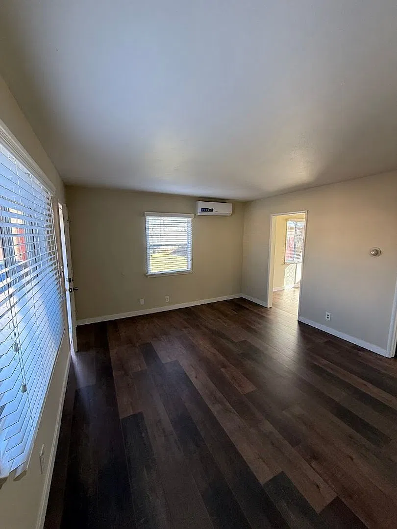 Remodeled 2 Bedroom, 1 Bathroom Unit (back side of duplex) in Sylmar! Ready for Move-In! — Photo 4