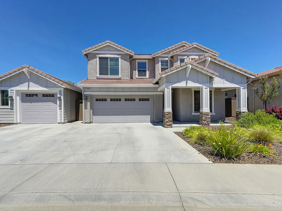 3809 Fenway Cir