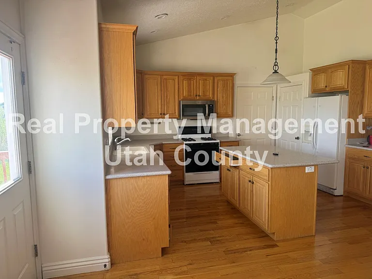 550 E 400th St S — Photo 7