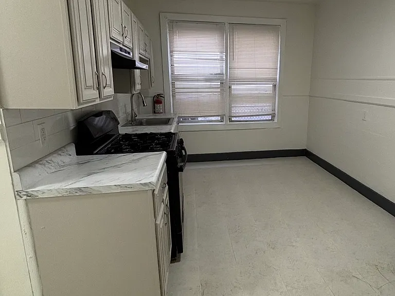 413-415 Lyons Ave #1 — Photo 12