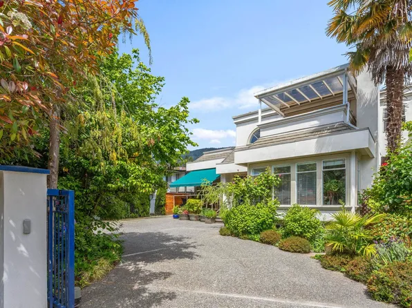 2541 Marine Dr, West Vancouver, BC V7V 1L5