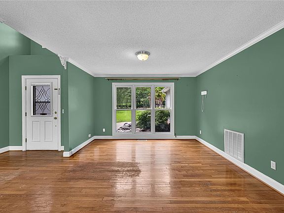 5th image of 1016 Campbell Rd