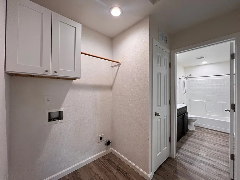 565-567 Churchill (Duplex) — Photo 15