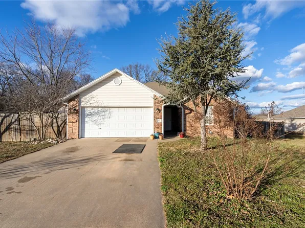 610 Avalon Dr, Gentry, AR 72734