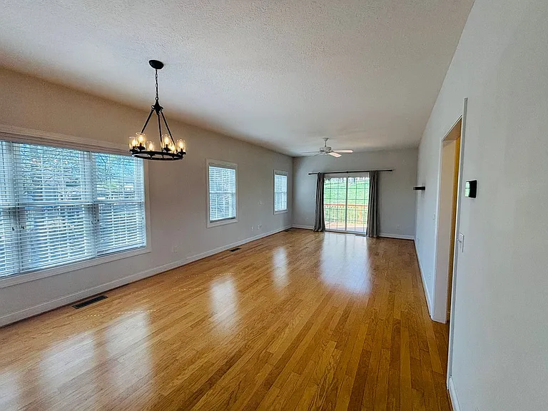 200 Meadow Dr — Photo 3