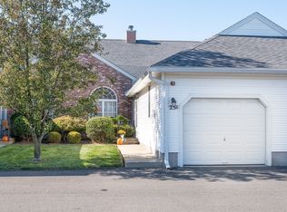 25 Castle Hill Rd #E, Agawam, MA 01001
