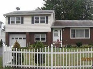 4 Moon Dr, Albany, NY 12205