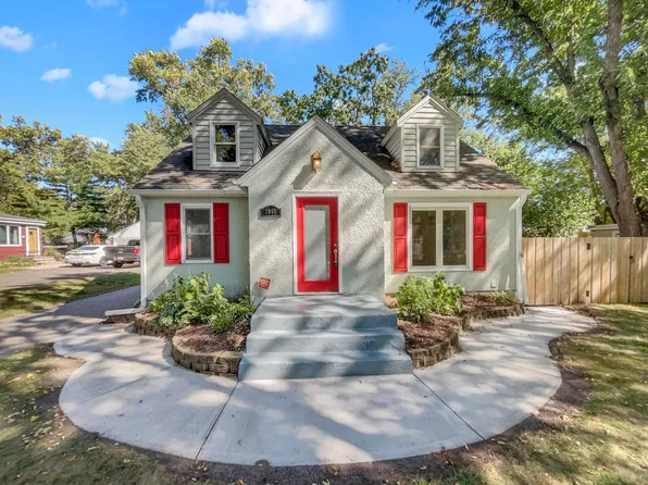 2060 Giesmann St, Roseville, MN 55113