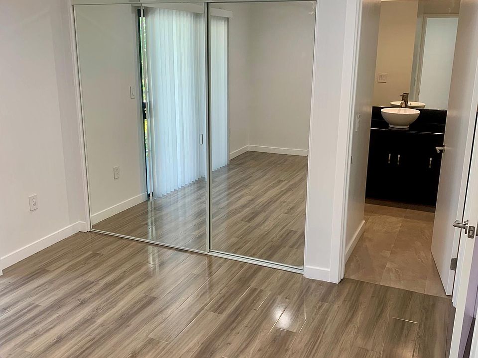Karge Mirrored Closet in Bedroom