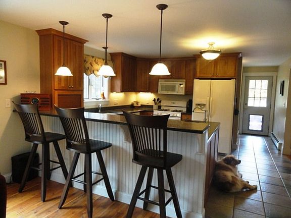Large open concept gourmet kitchen with granite &amp; gas stove
