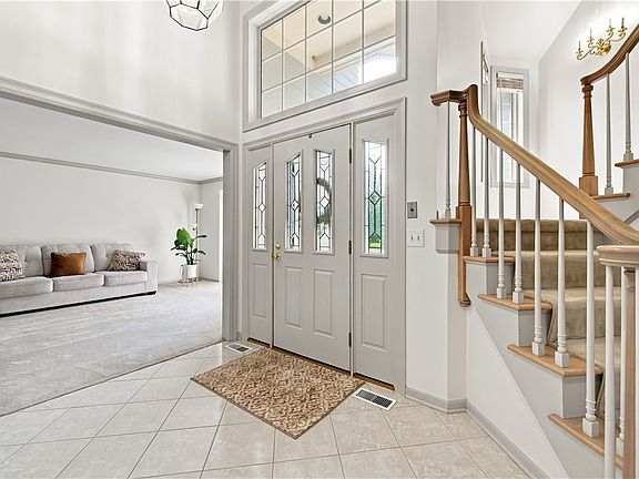 5th image of 140 Regatta Dr