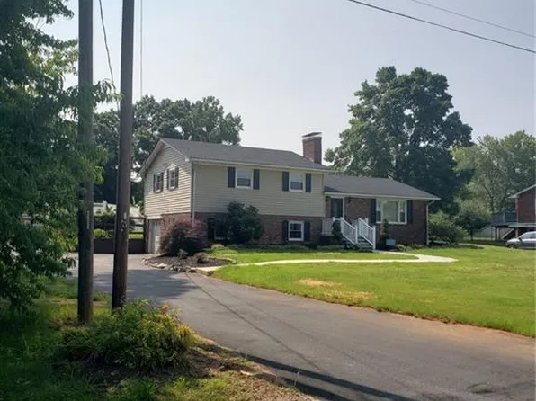 5735 Phelps Cir, Winston Salem, NC 27105