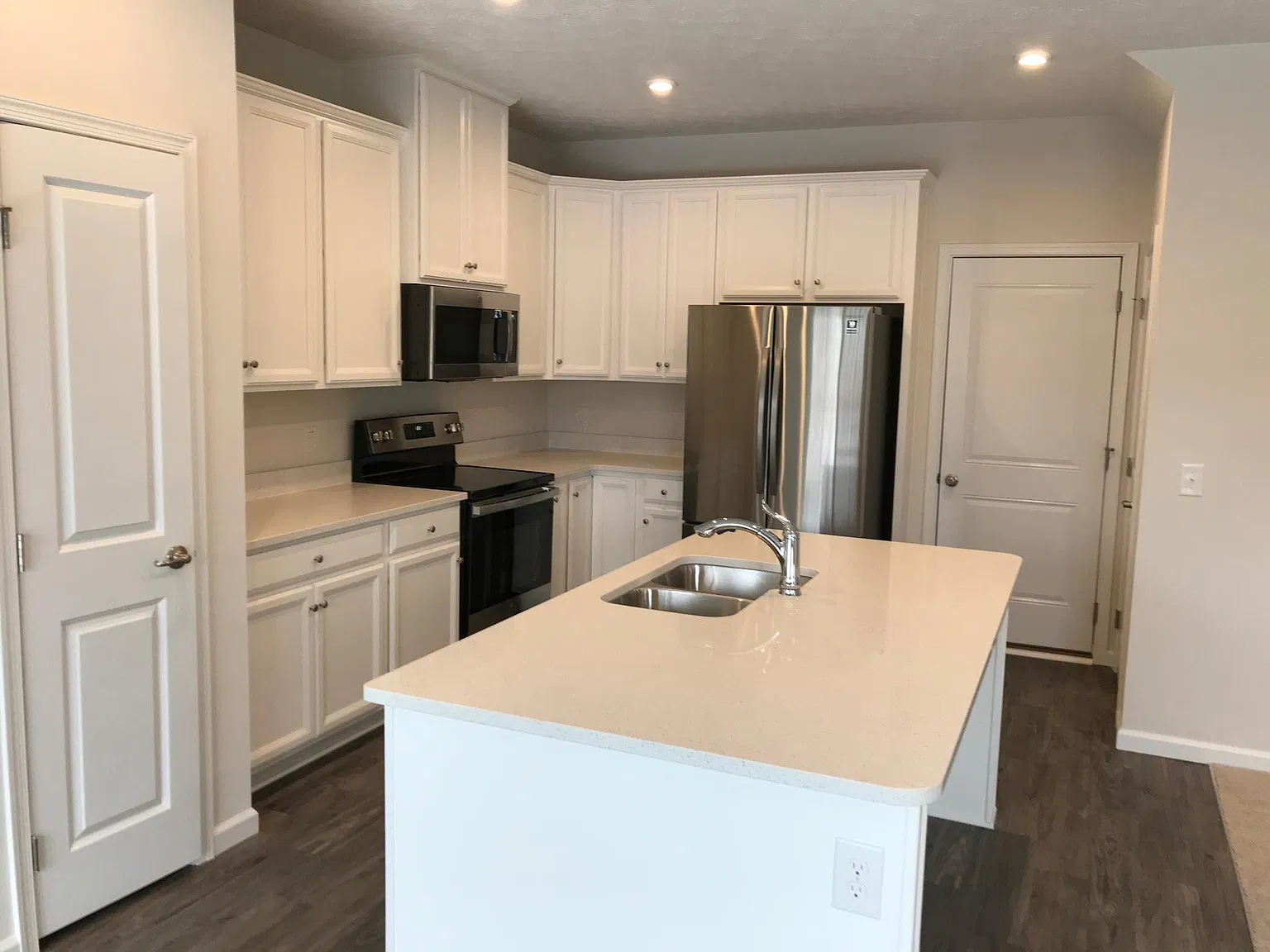 3 bed, 2.5 bath, 1838 sqft, $2,400 — Photo 3