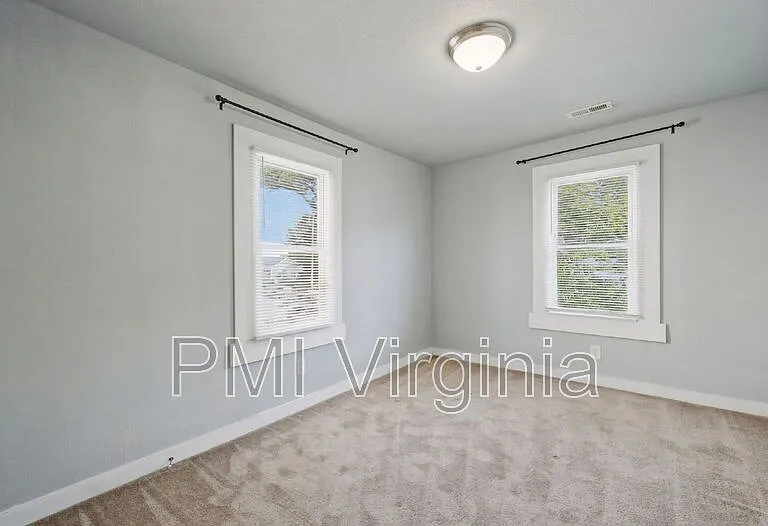 1035 W 36th St — Photo 19