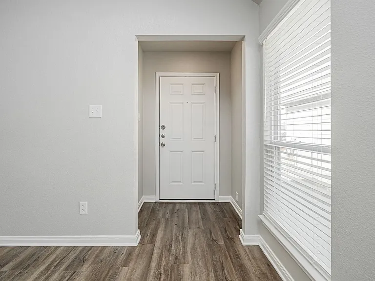 517 Fallbrook Dr — Photo 2